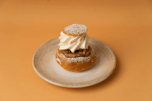 caterbee/cf/cafecrema/dishes/medium/Vegansk%20semla.webp